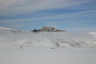 https://www.trekking-tiburzi.it/Imag-fz_Castelpolino/Castelluccio%20Nebbia.jpg